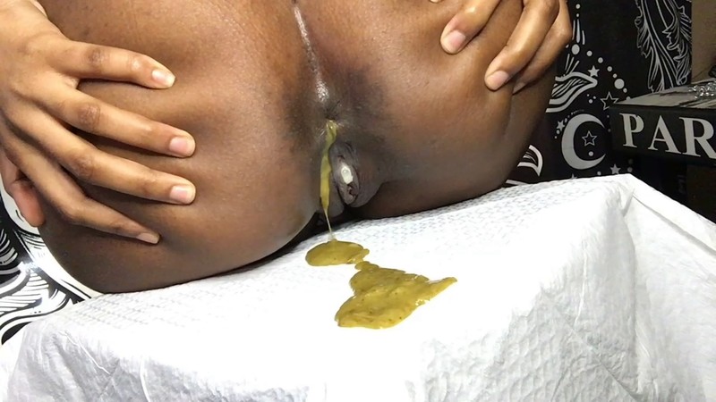 Stink Sniffer Ebony Shitting.