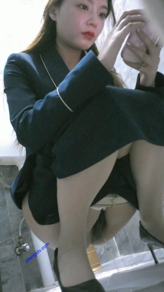 Japanese beauty stewardess in the toilet hidden camera.