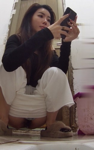The Chinese woman managed to take off her white pants so as not to get them dirty while going to the toilet.