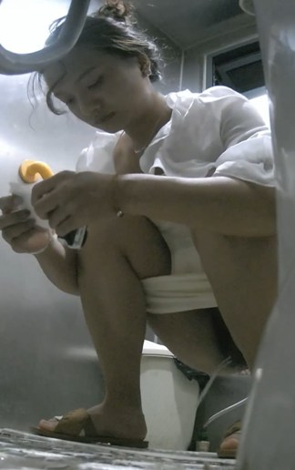 Asian Peeping a girl in white clothes squats.