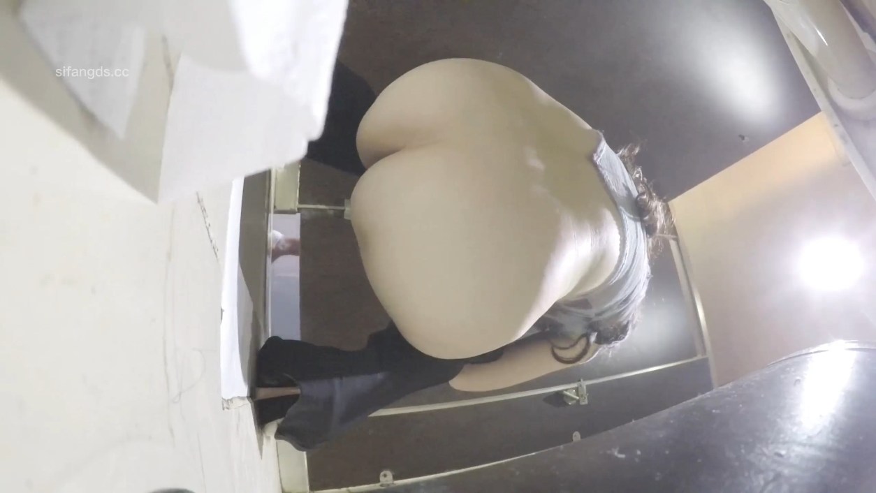 Thick Round Butts Spreading on Hidden Cam
