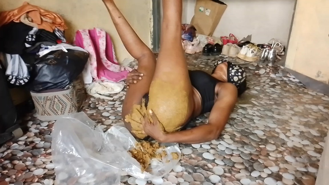 PrettyEbonies – She Holds Her Legs High Until It Falls Out Soft