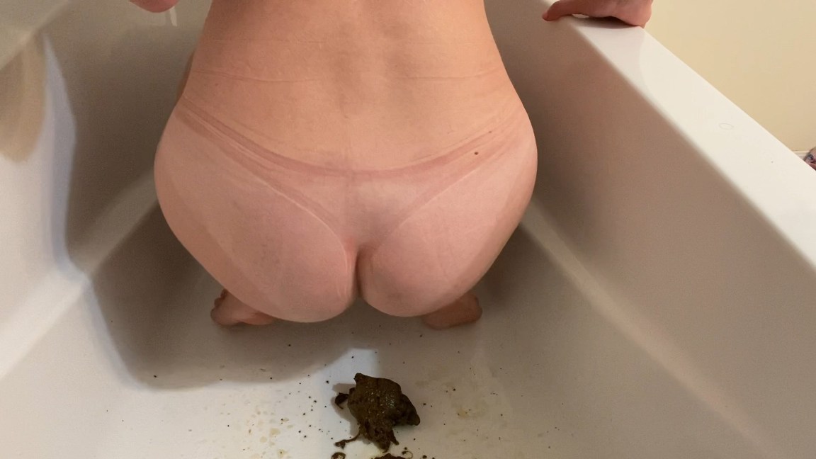 Foxness2 Spreads Her Ass and Drops It in the Tub